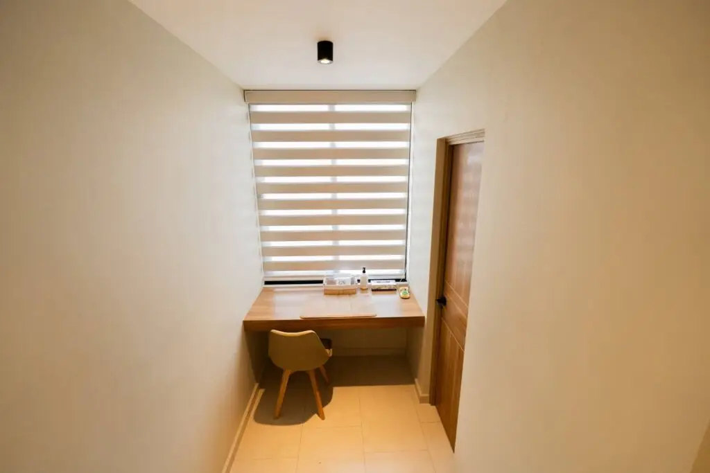 Espacio de trabajo con escritorio de madera y silla ergonómica en Hotel Casa Mía Zamora