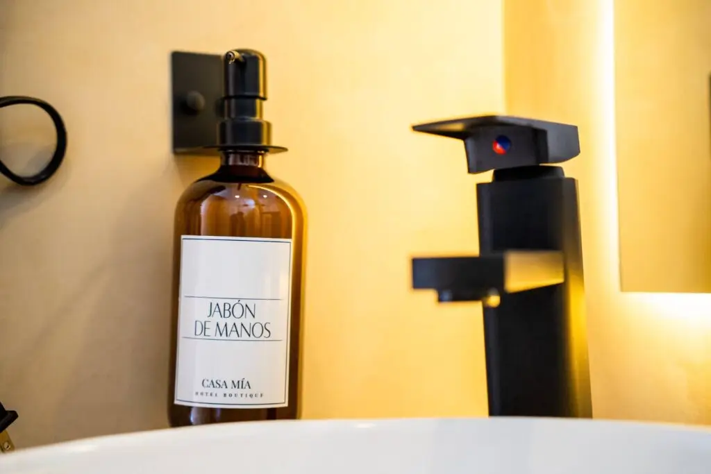 Dispensador de jabón artesanal en el baño de Hotel Casa Mía.