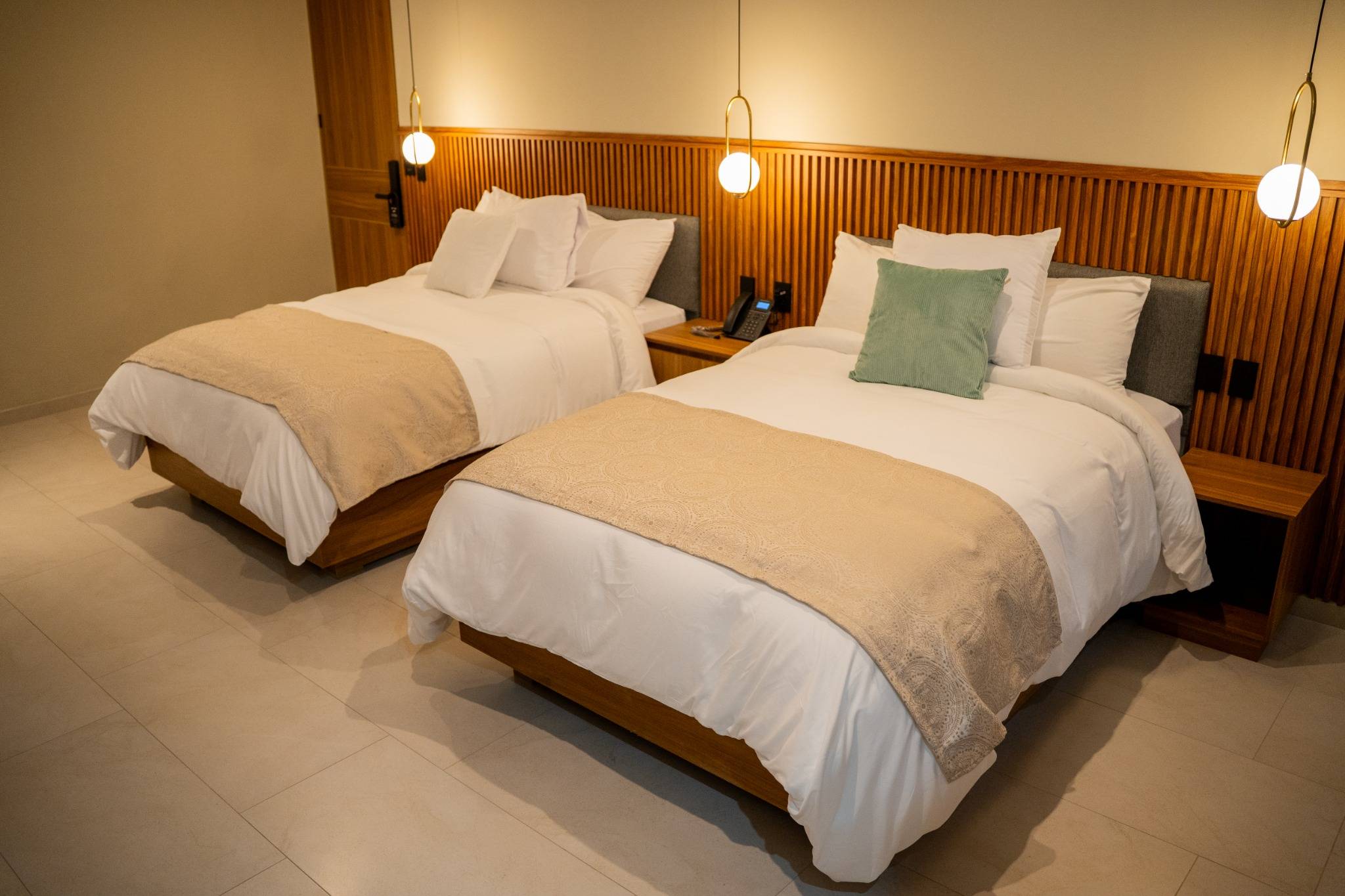 Suite Doble del Hotel Casa Mía con dos camas matrimoniales, ideal para familias o grupos.