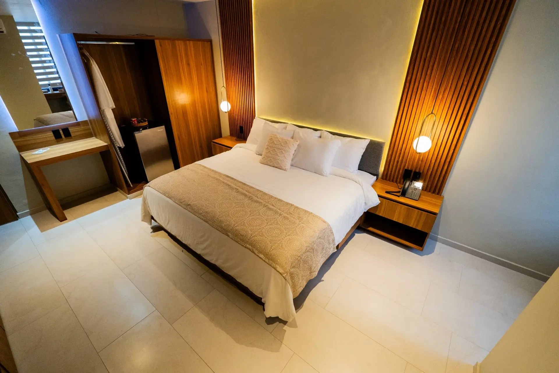 Suite King Size del Hotel Casa Mía con cama amplia, iluminación cálida y diseño moderno.